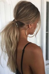 The wavy pony is the perfect hairstyle for those effortless hair days. Not only has this hairstyle grown in popularity but it has also become a statement look for girls with shoulder-length and long hair. 📸 tendenciasypeinados via IG
