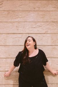Look usando conjunto de paetê plus size com blusa cropped paetê e calça pantalona de paetê preta Cinderela de Mentira