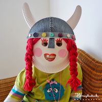 Menno, kein Karneval… Aber mit dieser Wikingermaske aus Papptellern kommt hoffentlich trotzdem noch ein wenig Stimmung auf! Wer Pappteller, Stoff- und Wollreste im Haus hat kann sich noch schnell eine lustige Maske für den Nachmittagsspaziergang basteln. Helau! #maske #fasching #karneval #bastelnmitindern #pappteller #wikinger #basteln #verkleiden