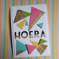 Deze geweldige kaart laat zien wat je allemaal met een Stampin' Cut & Emboss machine kunt doen: De 3D Brick & Mortar is de achtergrond waarop de Stitched Triangles en Playful Alphabet letters zijn bevestigd. Deze heeft Ingrid Nellen eerst wat versierd met het geweldige Gilded Leafing. Wat een vrolijk geheel! #prullekekleurencombinatie #stitchedtrianglesdies #brickandmortarembossingfolder #playfulalphabetdies #prulleke #stampinupnederland #stampinupdemonstratrice