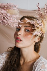 Photography portrait of a girl with flowers. Photo by Cristina Navarro. Model Anastasia Novgorodtseva. Make Up Gloria Bosque.