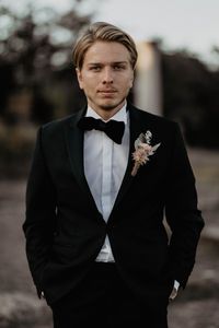 Den Artikel zum Bild findet ihr auf www.weddicted-feelings.de #wedding #hochzeit #hochzeitsinspiration #weddinginspiration #weddingideas #wirheiraten #hochzeit2021 #hochzeit2020 #wedding2021 #wedding2020 #isaidyes #brautpaar #verlobt #ehepaar #styledshoot #weddingshoot #bridalinspiration #bridalbouquet #lovestory #weddingtable #hochzeitsdekoration #bohowedding #bohohochzeit #boho #groom #groomstyle #boutonniere