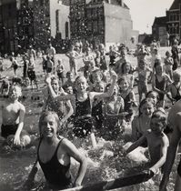 Playing children in the Oosterdok at the Prins Hendrikkade, Amsterdam. Cas Oorthuys, 1946