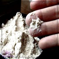 خاک دیاتومه نوعی شن و ماسه یا خاک منحصر به فرد است که از جلبکهای فسیل شده تشکیل شده است. این ماده برای چندین دهه است که استخراج میشود و کاربردهای صنعتی متعددی دارد و اخیراً، به عنوان یک مکمل غذایی نیز، در بازار معرفی شده است.