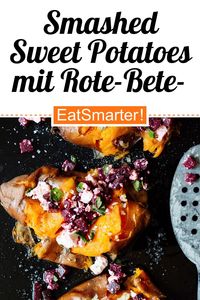 Gesunder Feierabend: Smashed Sweet Potatoes mit Rote-Bete-Feta-Salat - kalorienarm - einfaches Gericht - So gesund ist das Rezept: 9,1/10 | Eine Rezeptidee von EAT SMARTER | Region, Europa, Saison, Herbst, Herbst-Abendessen, Herbst-Mittagessen, Vegetarische Herbstgerichte, Herbstgerichte, Herbstrezepte, Winter, Vegetarische Wintergerichte, Wintergerichte, Winterrezepte, Mahlzeit, Mittagessen, Abendessen, Menü, Hauptspeise #vegetarischerezepteunter500kcal #gesunderezepte