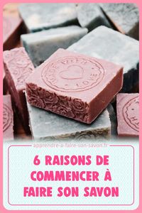 Si vous n’avez encore jamais franchi le cap, vous vous demandez peut-être : au final, pourquoi faire mon propre savon ? Qu’est-ce que ça peut m’apporter ?
Et c’est vrai que c’est délicat de voir tous les avantages d’un domaine que l’on ne connait pas et sur lequel on n’a pas de recul.
Pourtant, je peux vous l’affirmer: fabriquer du savon artisanal chez soi a de multiples avantages. Et j’espère bien vous en convaincre en vous présentant 6 raisons de commencer à faire votre savon.