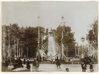 The fountain on the Frederiksplein, decorated on the occasion of the inauguration of Queen Wilhelmina, Amsterdam, anonymous, 1898