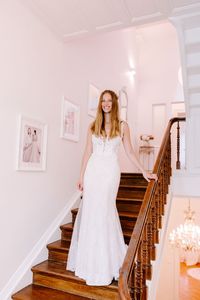 Unser Brautkleid Amelie ist ein echter Hingucker: das figurbetone Design im Meerjungfrau-Stil hat einen tiefen Ausschnitt am Rücken und Dekolleté. Im Oberteil finden sich neben zarten floralen Spitzen- auch kleine Pünktchen sowie Glitzerelemte wieder. Das Traumkleid rundet außerdem eine romantische Chantilly-Spitze im Rock und der Schleppe ab. So wie all unseren Hochzeitskleidern könnt ihr auch Amelie nach euren Wünchen in der Brautkleidanprobe mitgestalten.