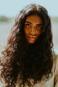 PORTRAIT INSPIRATION - WOMEN OUTDOOR WITH WARM TONES IN NATURAL LIGHT IN THE SUMMER by Heleen DuLi | photography | portrait | aesthetic | creative content | instagram | ideas | how to become | portrait | poses | ideas creative