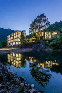 If you have been following my blog and Pinterest a little, you know that I am very into the latest generation of Chinese design hotels. Here’s another stunner, the Mi Yuan Hotel set in a bamboo forest in the province of Anhui, East China. The 22-room boutique hotel is designed by Shanghai-based JAXDA.