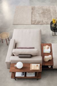 The designers from labsdesign from Hamburg are picking up on the recent trend for warm-looking metallic tones. Rolf Benz VOLO offers additional opportunities for individualisation with the Rolf Benz 933 add-on tables and shelving that can be adapted even more closely to the latest lifestyles. They can be used to create exciting sofa landscapes. The Rolf Benz 932 coffee table was created in two heights to coordinate perfectly with them.