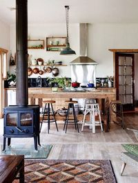 Cocina con muebles de madera y chimenea