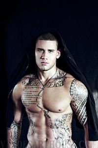 I counldnt decide to put it in Hot guys or in tattoos. But I guess Tattoos it is! Yummmy!