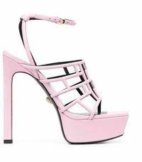 Versace Sandals Kaufe Sandals von Versace in Rosa auf Miinto. De. Wenn Du nicht zufrieden bist, kannst du deine Bestellung innerhalb von 14 Tagen kostenlos zurückschicken.