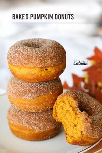 Baked pumpkin spice donuts are the perfect fall treat! #pumpkindonuts