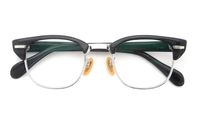 1950年〜60年代に製造されたUniversal Optical社製の12K Gold Fielld(金張り)ブローフレーム。 アメリカ三大ブランドのヴィンテージフレームと比べて生産数が少なく、希少品として認知されています。 ポッテリと角を落とすように研磨され、縦幅のあるブロウパーツ。 ストレートバーの鋲が使用されたディテールなどが特徴。 大きめなレンズと狭めなブリッジのサイズの比率から、四角いレンズシェイプではあるものの柔らかな印象となります。