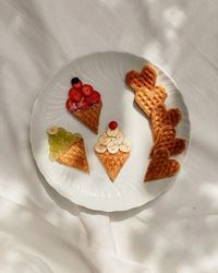 Mie Borup on Instagram: "Kan vi tage søndag igen?🍦 Swipe for sidste års version af vores ‘vaffel-is’☀️"
