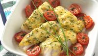 I denne oppskriften blir torsken ovnsbakt og gratinert med ost og sennep. Og som alltid er tomat og basilikum er en perfekt kombinasjon, og glimrende følge til fisk.