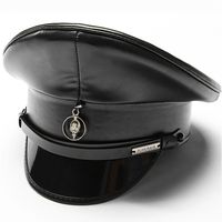 Casquette en cuir végétalien synthétique noire pour homme de style gothique et militaire avec une tête de mort sur le devant. Tour de tête : 60,5 cm. Taille unique 55% Synthétique, 45% PU
