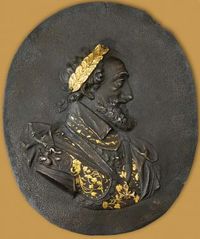 Henri IV. Attribution GUILLAUME DUPRE (?) 1606 ? Le roi est représenté en buste, les épaules légèrement tournées vers la droite. Le profil du roi est parfaitement reconnaissable. Il porte une couronne de laurier et une cuirasse à l'antique ornée de motifs végétaux. Après la promulgation de l'édit de Nantes mettant fin aux Guerres de Religion entre catholiques et protestants, HENRI IV entreprend de relever le royaume de France. Grand bâtisseur, il initie l'aménagement des grandes places...
