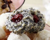 Mohn-Kirsch-Plätzchen | http://eatsmarter.de/rezepte/mohn-kirsch-platzchen