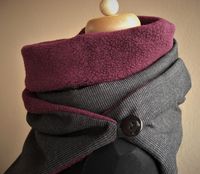 Wickelschal in Dreieckstuch-Optik Die Außenseite (anthrazit) besteht aus 100% Baumwolle. Die Innenseite (bordeaux) ist aus kuscheligem Fleece. Der Schal wird 2 x um den Hals gelegt, dabei...