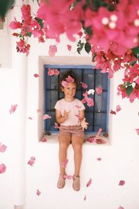 Mi hija Alejandra jugando con las hojas de una buganvilla en Níjar, uno de los pueblos blancos más bonitos de Andalucía.