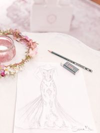Bereits als junges Mädchen entwarf Sanna Lindström im Kinderzimmer ihres Elternhauses in Uppsala ihre ersten Kleider und träumte davon, eines Tages ihren eigenen Laden zu eröffnen. Kurz nach ihrer eigenen Hochzeit gründete sie die Marke Sanna Lindström und entwirft seither schwedische Mode für Hochzeit & Besonderes, die sich von angehenden Bräuten individuell mitgestalten lassen.