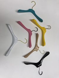 Personalised hangers in different colours. #hanger #fashionhanger #sustainablehangers #clothinghanger #hangers #clotheshanger #display #instorefashion #visualization #visualsoflife #visualdesign #visual_world #vm #visualcreators #windowdisplays #instoremarketing #windowprops #windowvisualmerchandising #visualmerchandisingideas #visualmerchandisingtrends #sustainablefashion #recyclablehangers #recyclablefashion #accessories #presentingclothes #fashionretail #fashiontrends #accessoiresdemode