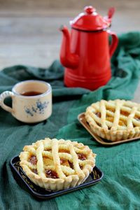 Cosa c’è di meglio per la colazione o la merenda di una o più golose Crostatine con confettura e mele, preparate con pasta frolla, farcite con confettura e con l’aggiunta di fettine di mela