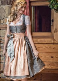 El Picaflor | 2017 Kollektion | ACHENSEE - Das hellgraue Dirndl mit fein eingewebten Röschen besticht durch seine klare Form. Eine zart rosé-farbene Seidenschürze mit grauer Schleife gibt dem Dirndl seinen bersonderen Charme. Kleine Trachtenknöpfchen liegen in mit Seide paspelierten Knopflöchern. Eine aufwendige Rüschung rahmt das Dirndl zum Dekolletee hin. Der eingenähte Unterrock mit angesetzter Seidenrüsche sorgt für tolles Volumen. | S❤
