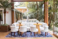 Cerimônia iluminada e elegante no estilo clean branco e azul