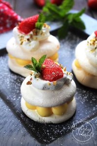 Dessert. Restaurant du Tumulus propose une cuisine raffinée et gastronomique. Salle de restaurant avec vue panoramique sur la Baie de Quiberon. Hôtel Le Tumulus 3***-Restaurant-Institut, Carnac, Bretagne.