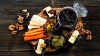 Sladce pikantní cibulová marmeláda je naprosto fantastickým doplňkem na chlebíčky, slané koláče i jen tak k masům a sýrům. Nepotřebujete nic zvláštního. Ale pozor: rychle na ni vzniká závislost!