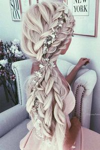 Explore our collection of the most amazing and trendiest wedding hairstyles. We will tell you all about bridal hair tendencies for you to look flawless and be the star of the show on your big day. #wedding #weddinghairstyles #bride