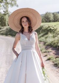 Rendas, tecidos vaporosos e em harmonia com a natureza! Uma coleção repleta de inspirações românticas. Inspira-te! #casamento #noiva #look #moda #tendências2021 #coleção2021 #vestidos #bohochic #noviad'art #casamentospt