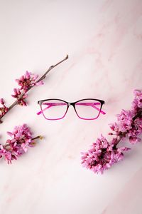Gafas de mujer de Twins Optical sobre fondo de marmol rosa