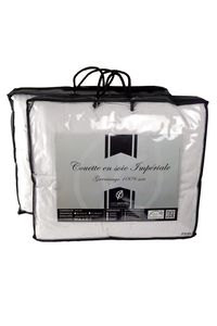Parfaite en toute saison, cette belle couette Label Naturel Impériale 4 saisons en pure soie sauvage de chênes est composée d'une couette Eté (150g/m²) fraiche et légère à la fois et d'une couette Mi-saison (350g/m²) plus chaude, à assembler au gré de vos besoins pour obtenir une belle couette Hiver 500g/m² chaude et douillette ! Une mention spéciale pour son élégante enveloppe en jacquard 100% coton 120 fils, au toucher doux et délicat. Couette labellisée Oeko-Tex®.