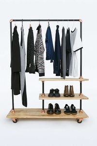 Kleiderständer aus Eisen und Holz - Urban Outfitters