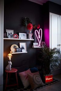 Dark bedroom, black walls, pink neon heart light | Rockett St George #Hogar