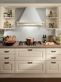 Tough, roomy worktops, impeccably finished and fitted interiors (the drawers and pull-out baskets for the base units offer unexpected capabilities), high-tech hoods and new appliances combine easily with the kitchen’s traditional design and materials that underline a link to memory and a family feel.