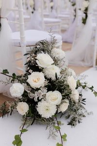 Pretty white #weddingflowers for a sea view #weddingceremony #weddingceremonyideas #weddingflowers