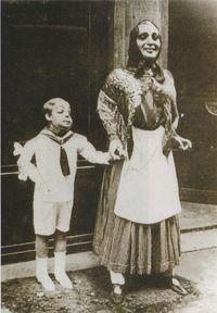 Uno de los grupos colocados por el Círculo De Bellas Artes en las fallas de la calle de la Paz. Representaba a Pepet, el xiquet del Círculo llevado por el ama a visitar a sus padrinos en 1925