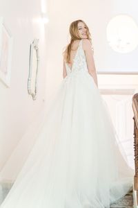 Mit den wunderschönen Blumenapplikationen, der träumerischen Spitzenbordüre und dem apricotfarbigen Tüllrock weckt dieses Design romantische Frühlingsgefühle und lädt zum Träumen ein. All unsere Brautkleider - auch unser Design Sonja - kannst du in deiner Anprobe bei uns individuell mitgestalten und miteinander kombinieren, so dass du dein ganz persönliches Traumkleid finden kannst.