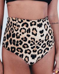 INFORMAÇÕES FUNCIONAIS DO PRODUTO: - Calcinha modelo hot pants de malha (90% poliester e 10% elastano), forrado com malha encorpada e flexível (90% poliamida...