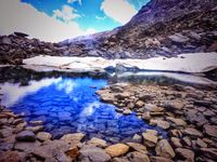Laguna Altera(3146 m) La Cañada de Siete Lagunas es un pequeño valle glaciar entre los picos del Mulhacen y la Alcazaba, en la vertiente sur de Sierra Nevada. Este valle es visible desde la cuerda de la Contraviesa. Aunque se habla de 7 lagunas, se puede hablar de 9 lagunas y lagunillos. Es uno de los lugares más bellos de Sierra Nevada