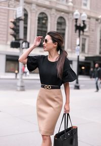 10 outfits elegantes y modernos para ir a la oficina