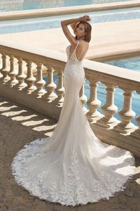 Para 2022, Demetrios rende homenagem à paixão e ao amor eterno na sua coleção de vestidos de noiva. Linhas e cortes repletos de elegância, intemporalidade e beleza, que enchem as medidas das noivas mais românticas. Inspira-te!