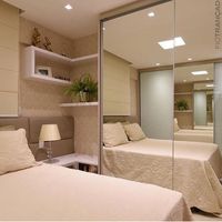 Decoração simples composta por um guarda-roupa com porta espelhada.
