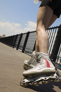 5 sports à pratiquer quand on est fauchée - Le roller #roller #rollerskating #rollerderby #rollerblade #sport #pascher